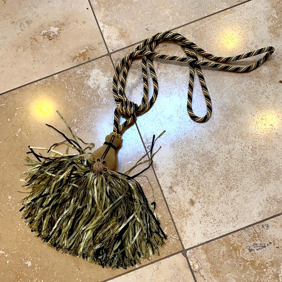 HUGE Decorator Curtain Tassel - Picture 3 of 5